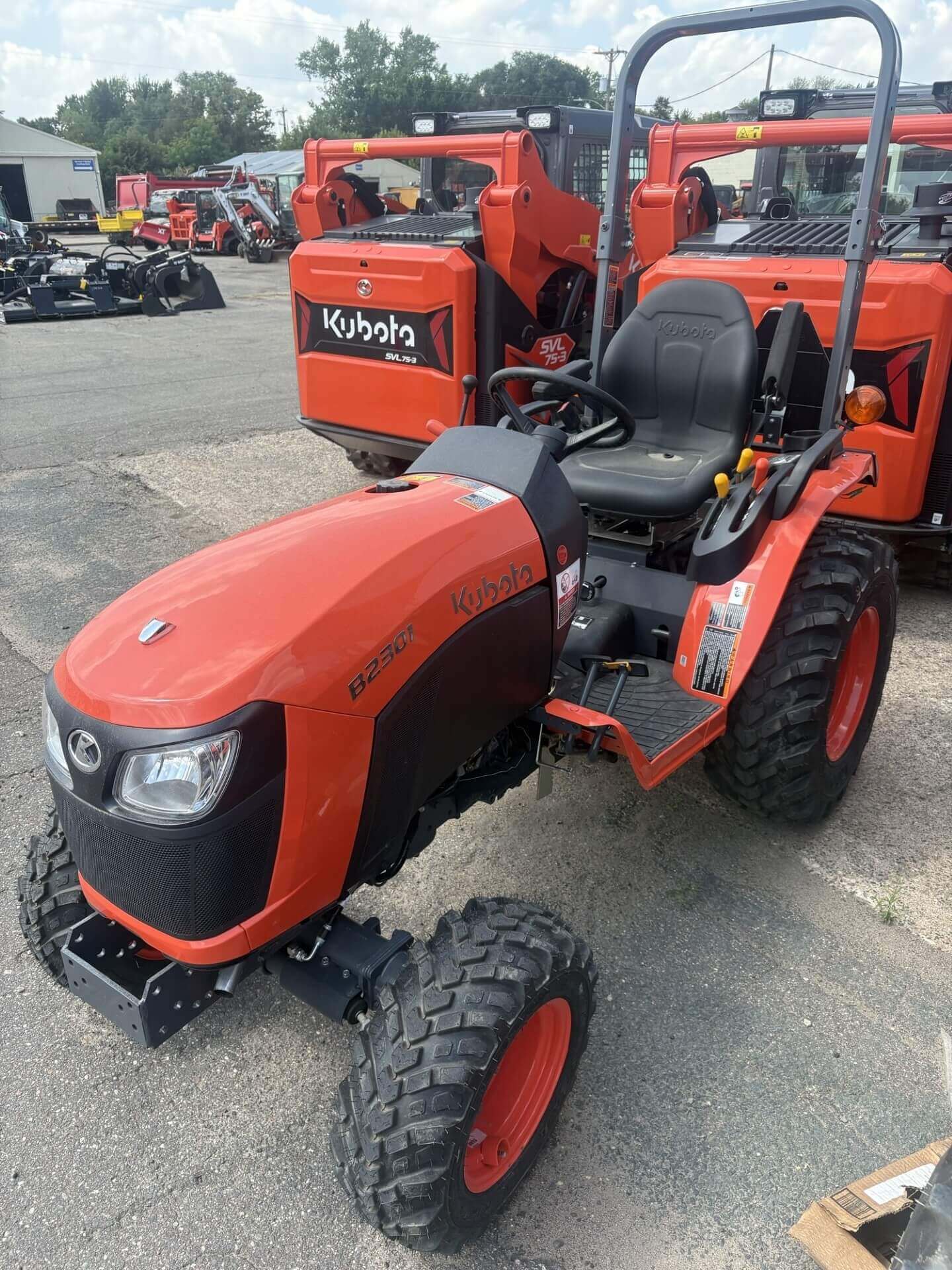 Kubota B2301HSD-1 4WD Tractor-Foldable Rops-R14 Tires
